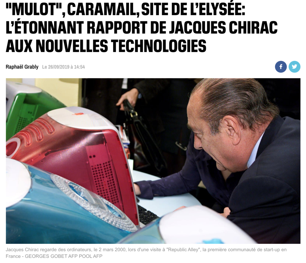 Jacques Chirac regarde des ordinateurs, le 2 mars 2000, lors d'une visite à "Republic Alley", la première communauté de start-up en France - GEORGES GOBET AFP POOL AFP